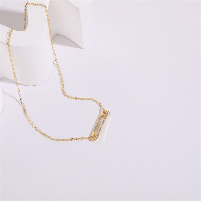 Collier plaqué or 14 carats avec pendentif épingle à nourrice en zircon