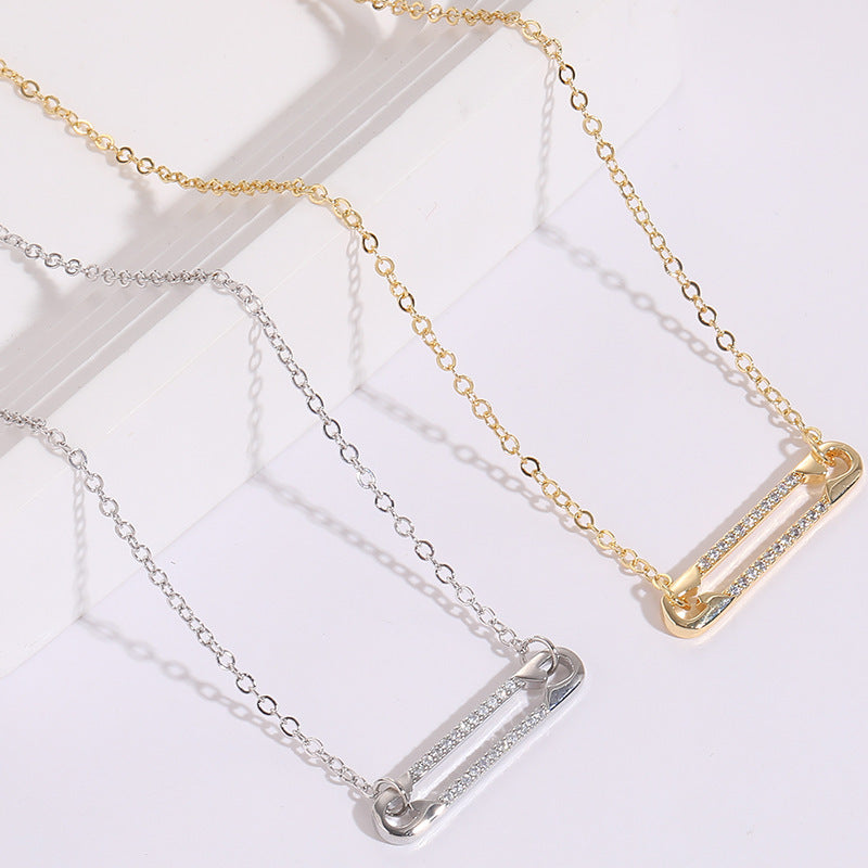 Collier plaqué or 14 carats avec pendentif épingle à nourrice en zircon