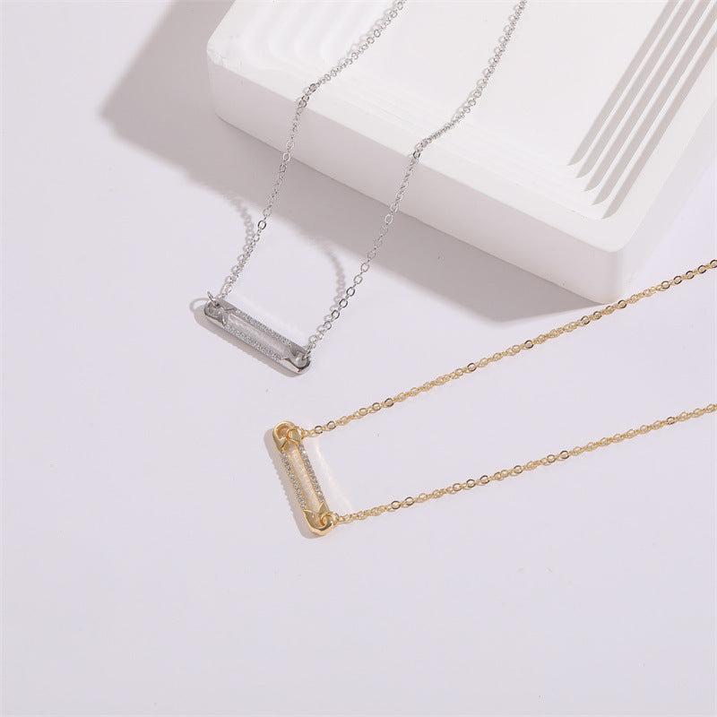 Collier plaqué or 14 carats avec pendentif épingle à nourrice en zircon