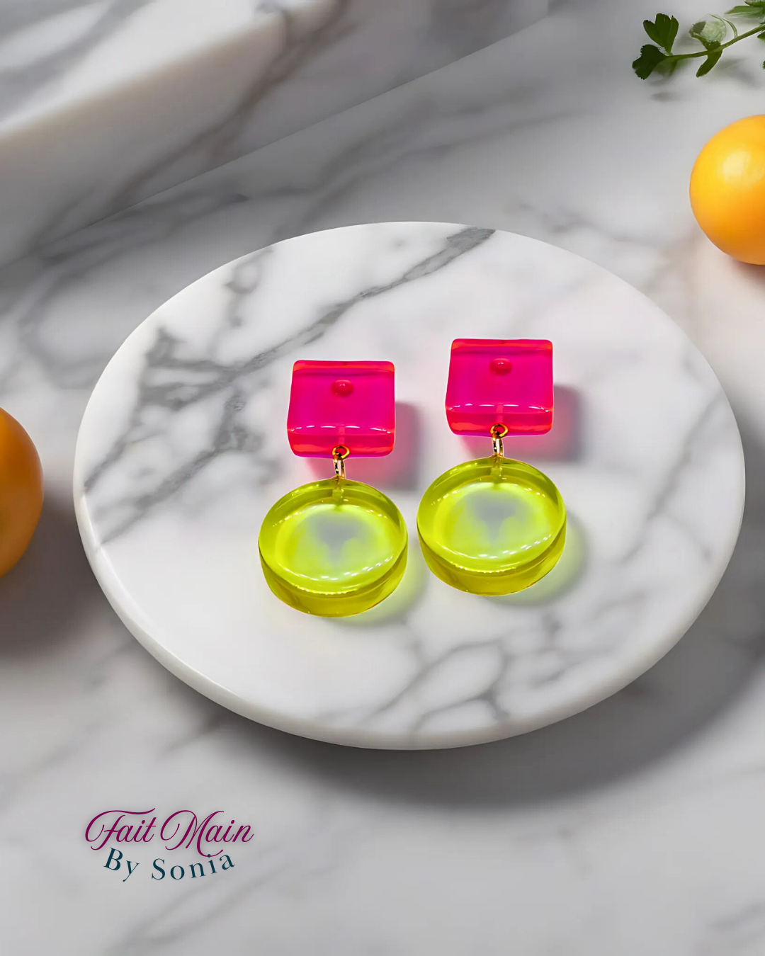 Boucles d'oreilles en résine rose néon/jaune transparentes