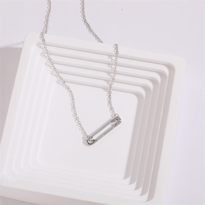 Collier plaqué or 14 carats avec pendentif épingle à nourrice en zircon