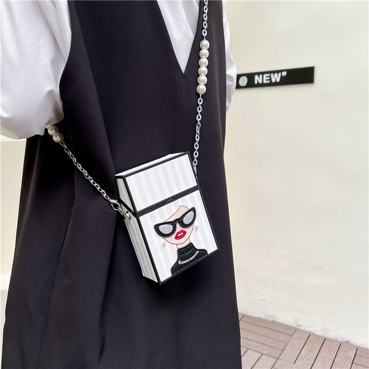 Sac messager à bandoulière avec chaîne et perle