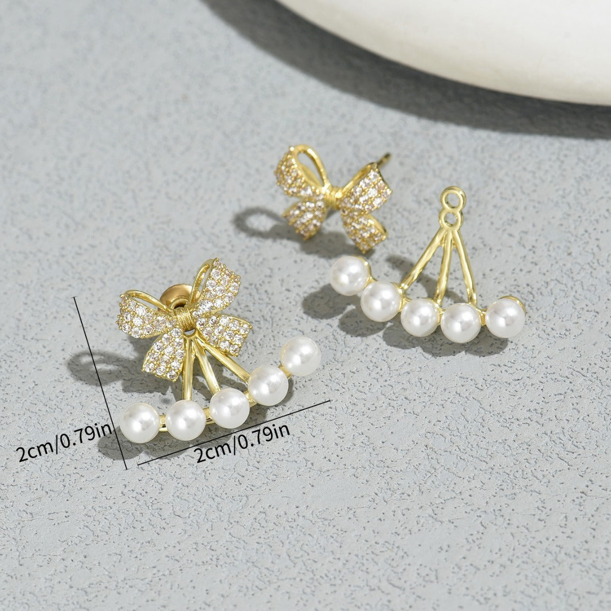 Boucles d'oreilles délicates avec nœud en zircon incrusté