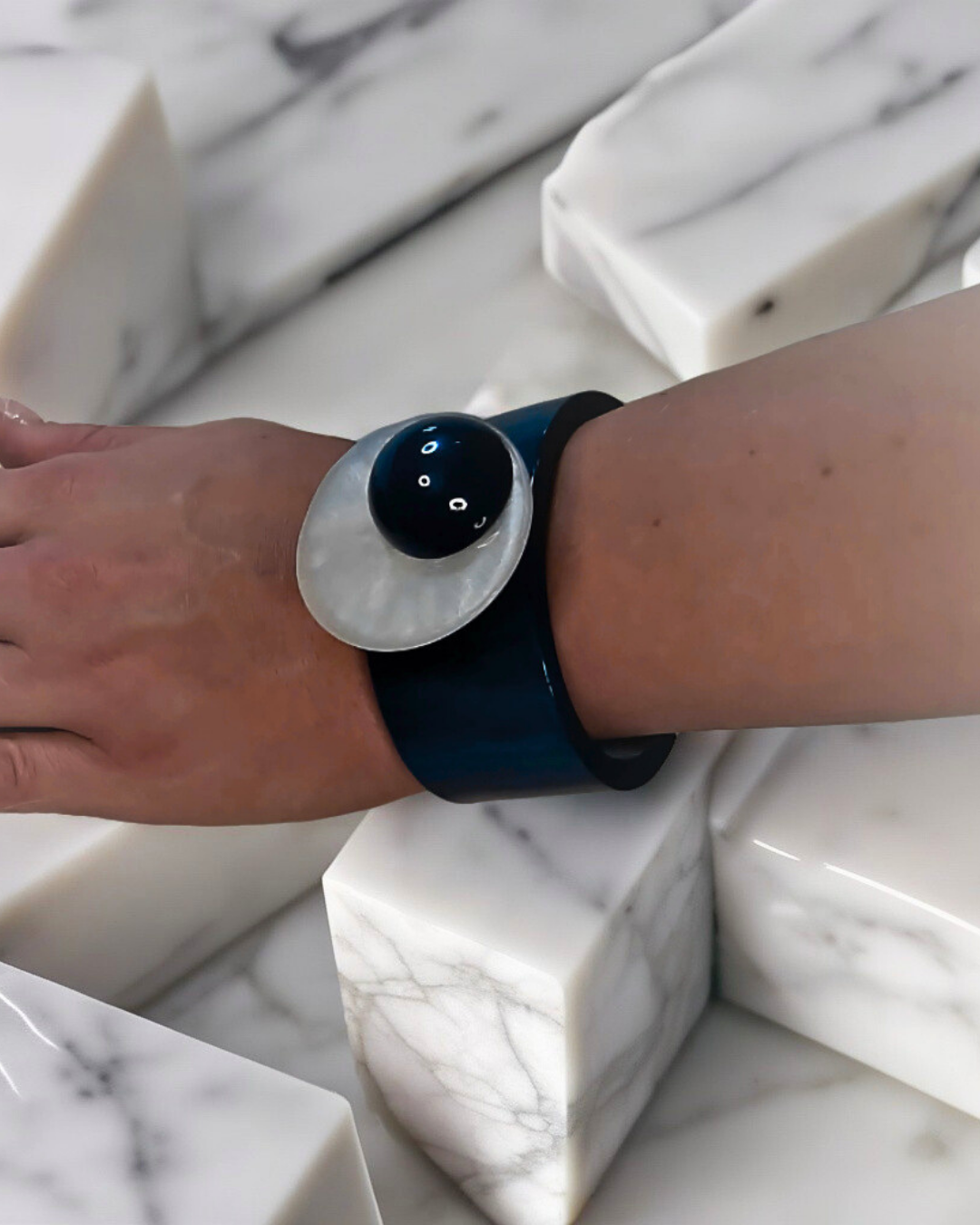 Bracelet minimaliste bleu/ blanc nacré fait main modèle unique
